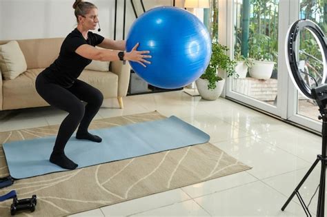 Mujer Haciendo Sentadillas Con Pelota De Fitness Foto Premium