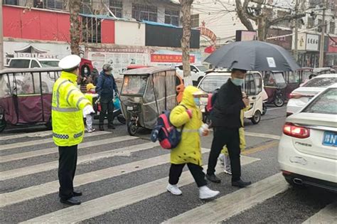 商丘交警雨中坚守“护学岗”为学生撑起“安全伞” 中华网河南