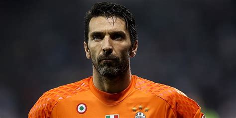 Top 10 Best Goalkeepers of All Time - Legendary Soccer Goalies