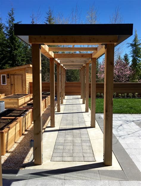 Pergola walkway inset with old country patterned pavers - Modern ...