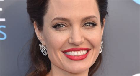 Angelina Jolie Posts Tribute To Late Mother For World Ovarian Cancer