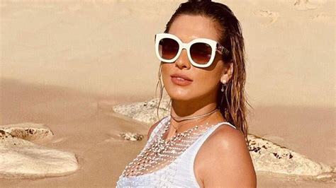 De biquíni branco Lívia Andrade sensualiza no mar e impressiona corpão