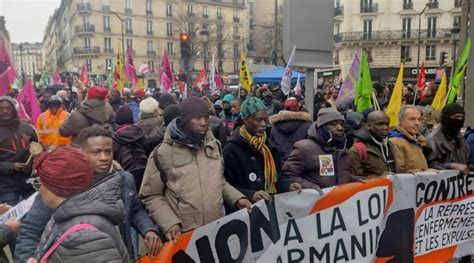 En France Des Immigrés Africains Protestent à Paris Contre Le Projet