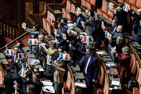 Autonomia Via Libera Del Senato L Opposizione Sventola Il Tricolore E