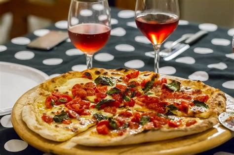 Pizza Napoletana Fatta In Casa Accompagnata Da Un Passo Alle Tremiti