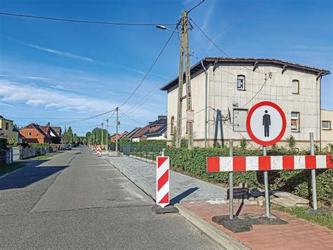 Gmina Kolonowskie Remontuje I Buduje Chodnik Przy Drodze Powiatowej