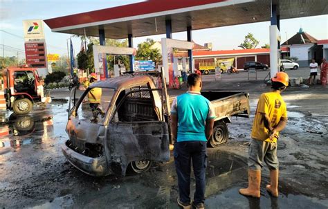 Pengemudi Main HP Saat Isi BBM Di SPBU Pick Up Ludes Terbakar