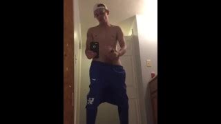 欲火中烧素人模特从他多汁的大鸡巴中取出厚厚的白色精子 Pornhub Gay