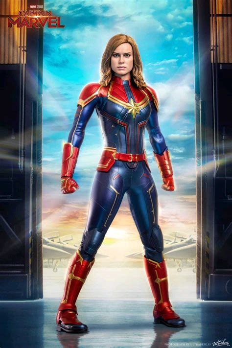 Hot Toys Captain Marvel 1 6 Action Figure Figround
