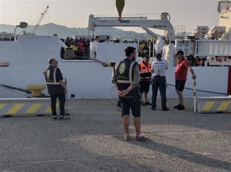 Reggio Arrivata Al Porto La Nave Dattilo Con A Bordo Profughi C