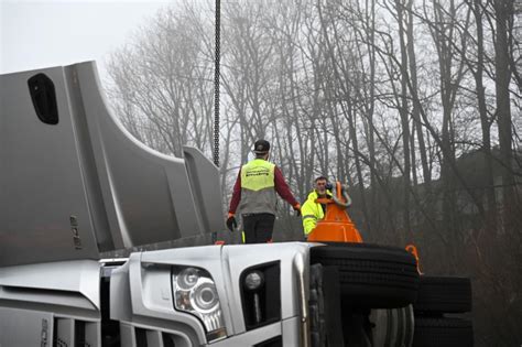 Lkw Unfall Verkehrschaos Auf Der A Bei L Denscheid