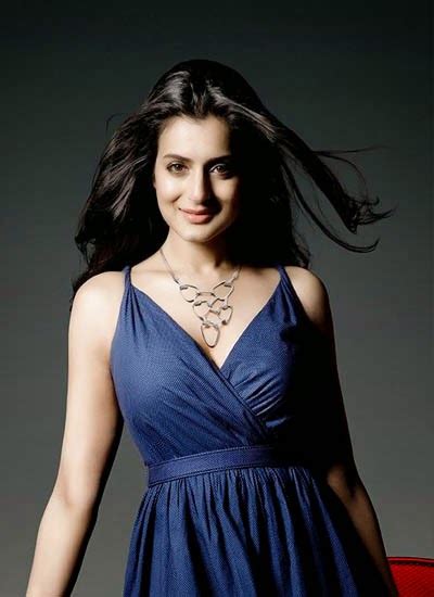 DESI ACTRESS PICTURES Amisha Patel Hot Photoshoot Desipixer