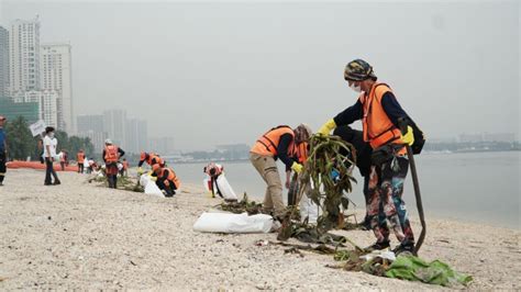 PHOTO: DPWH Volunteers Take Part in Coastal Cleanup | BusinessChannel.ph