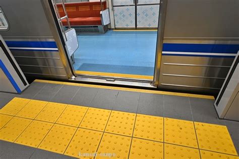 大阪メトロの電車とホームの段差・隙間が小さい件（くし状ゴム）