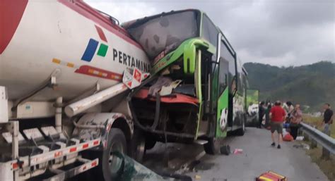 Sejumlah Kendaraan Kecelakaan Beruntun Di Tol Pandaan Malang Sopir