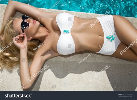 Sexy Model Elegant White Bikini On 스톡 사진 337002524 Shutterstock