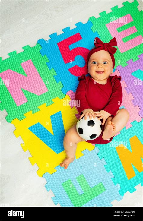 Petite Fille Avec Ballon De Foot Banque De Photographies Et Dimages à