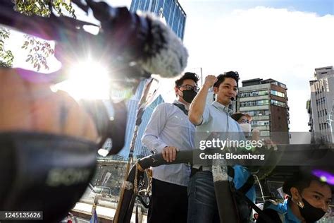 Chiang Wan-an, Tapei mayor-elect, greets members of the public... News Photo - Getty Images