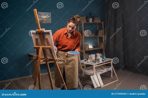 Jovem Atraente Latina Em Um Avental Segura Uma Paleta E Se Pose Uma Pincelada Que O Artista