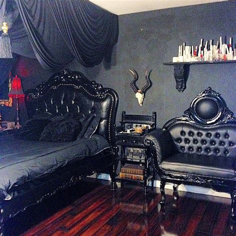 gothic-bedroom-decor-ideas