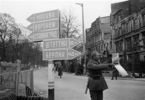 Фото "Указатель на Берлин", январь 1945, Польша - История России в ...