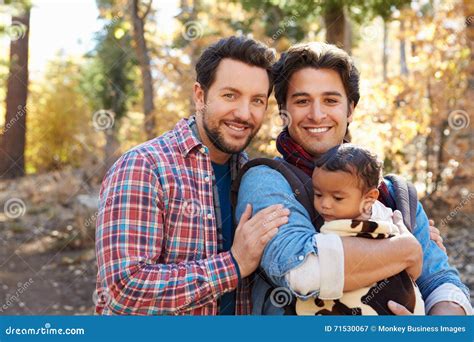 Coppie Maschii Gay Con Il Bambino Che Cammina Attraverso Il Terreno Boscoso Di Caduta Immagine