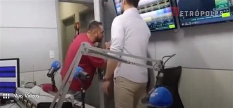 Vídeo homem invade estúdio de rádio em Goiás e agride jornalistas