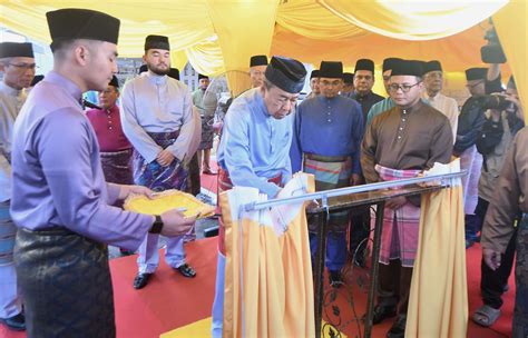 Sultan Rasmi Masjid Bandar Saujana Putra Agih Sumbangan Kepada 429