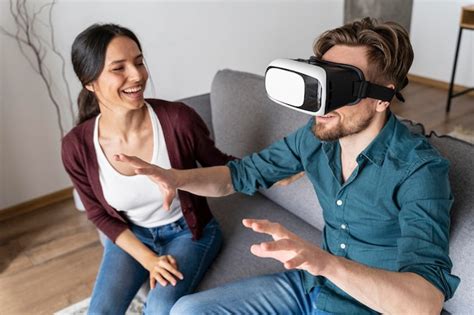 Homem Em Casa Usando Fone De Ouvido De Realidade Virtual Ao Lado Da