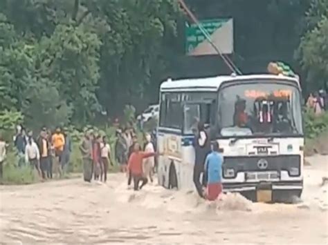 Roadways Bus Full Of Passengers Got Stuck In Overflowing Drain Video यात्रियों से भरी रोडवेज