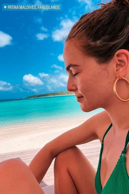 Zoey Deutch Flashes Her Taut Abs In A Green Bikini In The Maldives In Green Bikini Zoey
