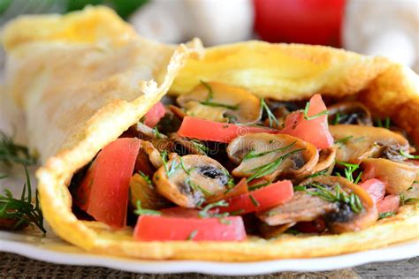 Tortilla Rubicunda Rellena Con Las Setas Fritas Las Rebanadas Frescas