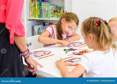 Sesi N De Terapia Ocupacional Infantil Grupo De Ni Os Haciendo