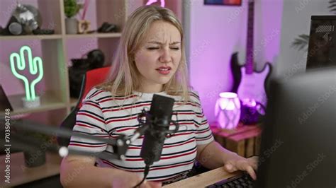 Vidéo Stock Disgusted blonde streamer encounters stinky nightmare