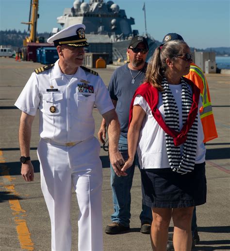 DVIDS - Images - USS Momsen Returns to Naval Station Everett [Image 9 ...