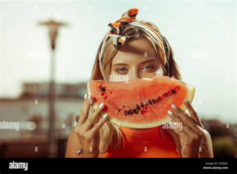 Face Portrait D Blouissement Des Costumes De Blonde Belle Femme Charmante Sourire Brillant Avec