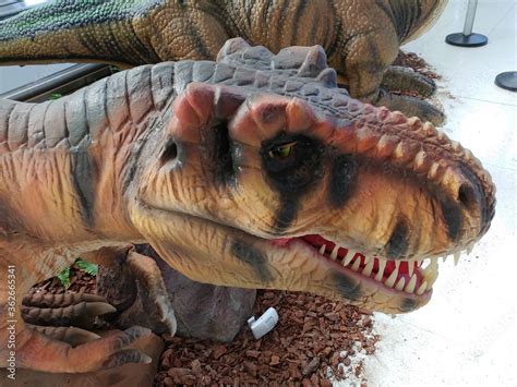 Vista de cerca de la cabeza de una figura animada de dinosaurio T-rex