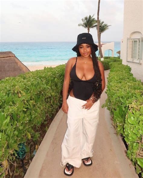 3 Hot Sexy Layla Crawford Bikini Pics