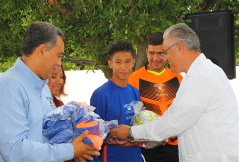 Entrega Uaem Reconocimientos Y Material Deportivo A Estudiantes De La