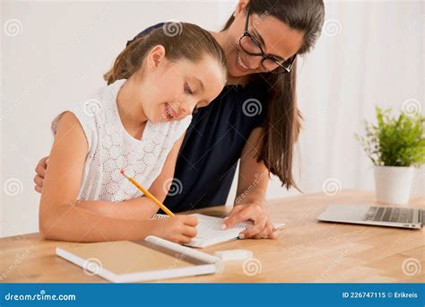 Aider Ma Fille à Faire Ses Devoirs Image stock Image du parent étude