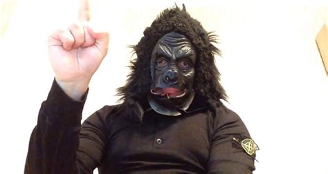 Паша Техник исполняет "5 минут назад"