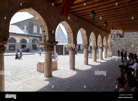 La Mezquita Ulu la Gran Mezquita de Diyarbakır es la más antigua y una