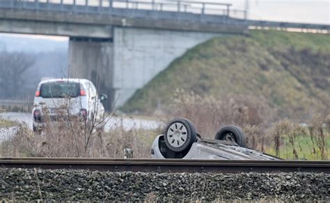 Izvanredna Vijest Putni Ki Vlak Kod Vara Dina Naletio Na Osobno Vozilo