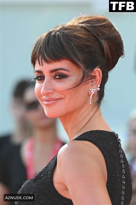 Penelope Cruz Sexy Seen Flaunting Her Hot Cleavage At The Venice International Film Festival In