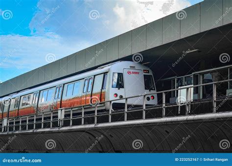 Tren De Metro De Singapur Entrando En Una Estación Fotografía editorial