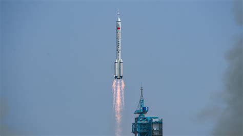 R Cord De Personas En El Espacio Con El Lanzamiento De La Nave China