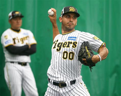 【阪神】新助っ人ゲラがベール脱ぐ 初ブルペン24球を岡田監督チェック、160キロ超剛腕披露 プロ野球写真ニュース 日刊スポーツ