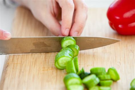 Primer Plano De Un Hombre Cortando Verduras En La Cocina Foto Premium