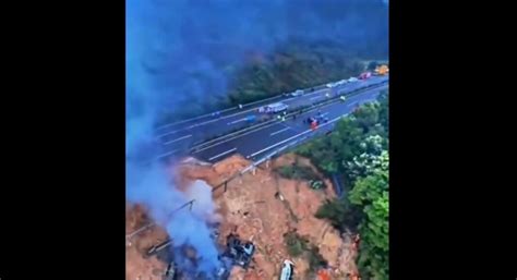 China Highway Collapse 24 Dead Dozens Trapped In Mud Pit Scoop