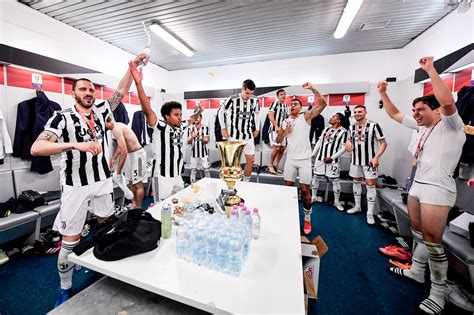 Juve Festa Grande Negli Spogliatoi Dopo La Vittoria Della Coppa Italia